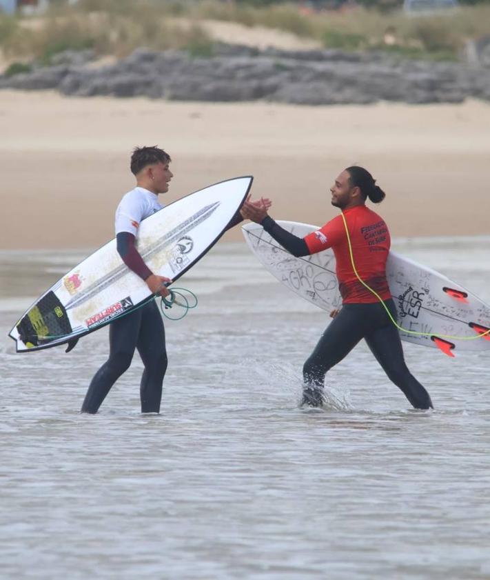 Imagen secundaria 2 - Las maniobras de los surfistas y algunos momentos de compañerismo, durante el campeonato celebrado en Noja.