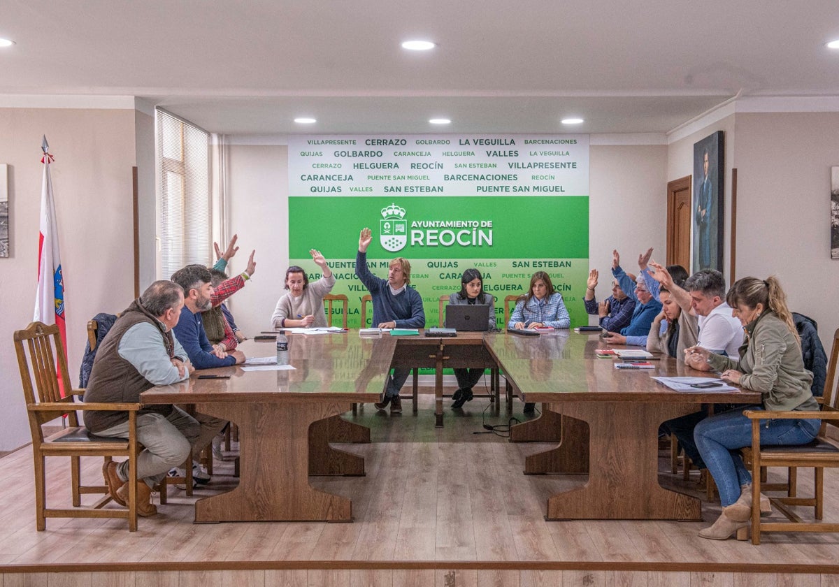 Momento de la votación para la aprobación del presupuesto.