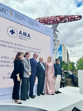 «El Árbol de la Vida», la escultura donada por la Fundación A.M.A., acoge el homenaje a los sanitarios organizado por la OMC en reconocimiento a su entrega durante la pandemia