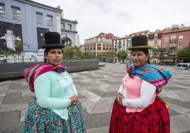 Cecilia Llusco y Elena Quispe, dos de las cholitas escaladoras, ayer, en Santander.