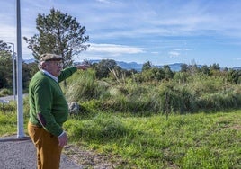 El alcalde de Ribamontán al Mar, Francisco Asón, en los terrenos de Emilio Bolado donde se desarrollará el complejo turístico.