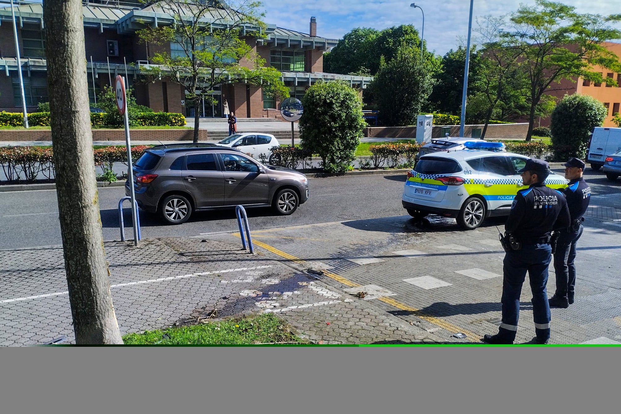 Marcas del vehículo en el asfalto en el lugar del accidente.