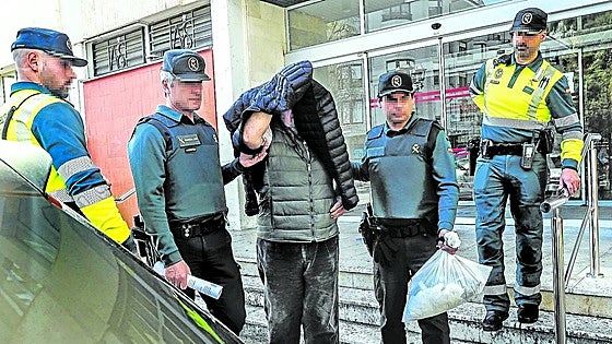 El juez sienta en el banquillo al acusado del triple atropello mortal de Suesa
