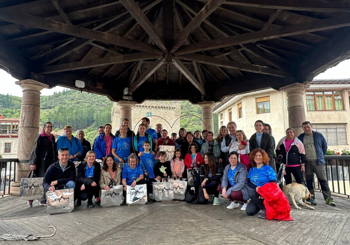 Imagen principal - Grupo de participantes al finalizar la actividad; paseo por el campo y un vecino de Potes se toma la tensión