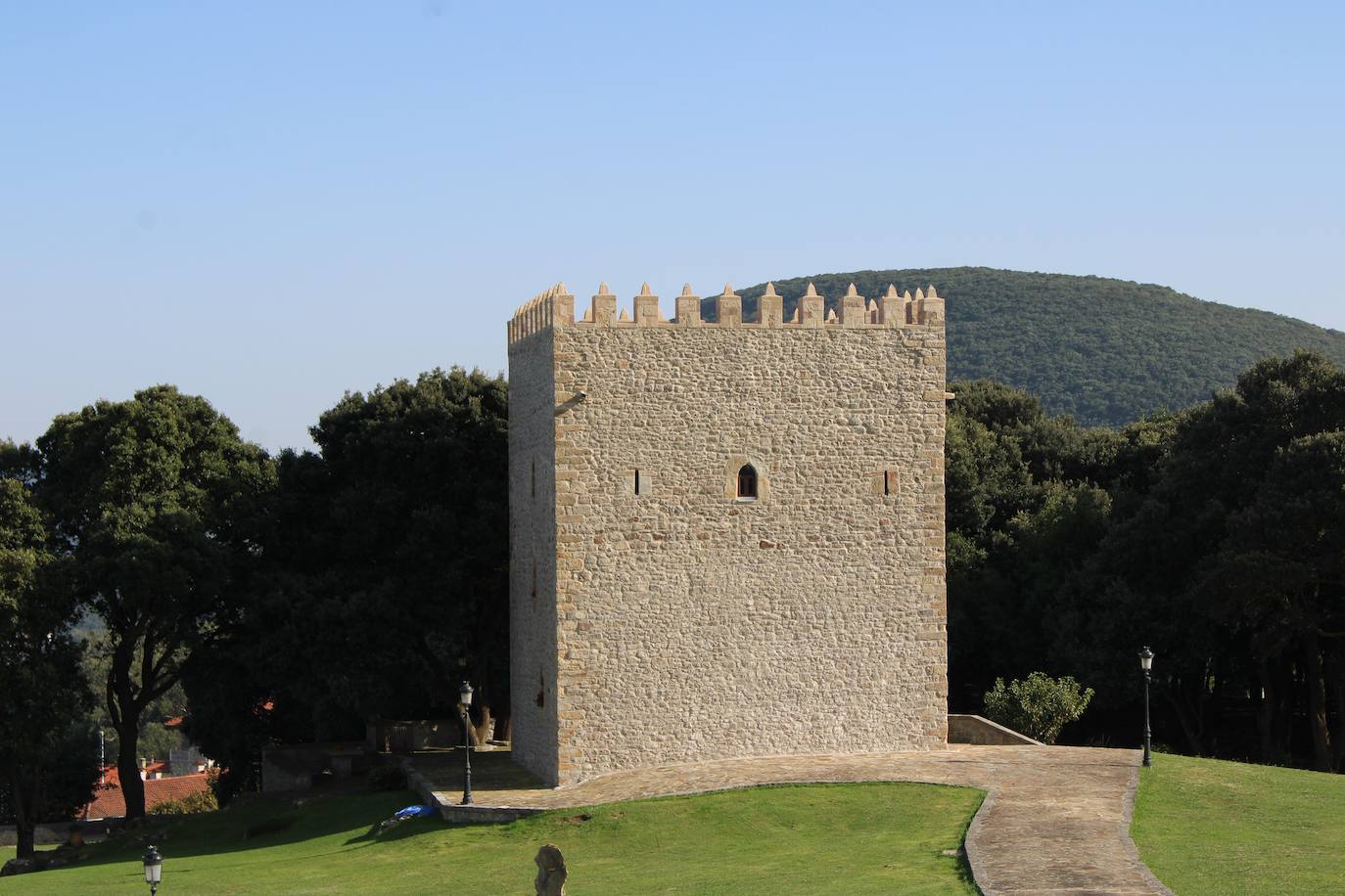 Torre de Cabrahigo, en Isla, zona de Trasmiera. Uno de los ejemplos mejor conservados. 