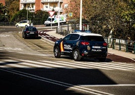 Coche patrulla de la Policía Nacional en Torrelavega.