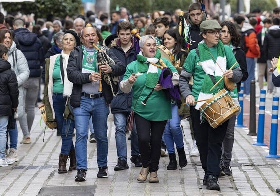 Cientos de aficionados se congregan en la calle Tetuán antes del encuentro ante el Andorra para festejar el 110 aniversario del Racing.