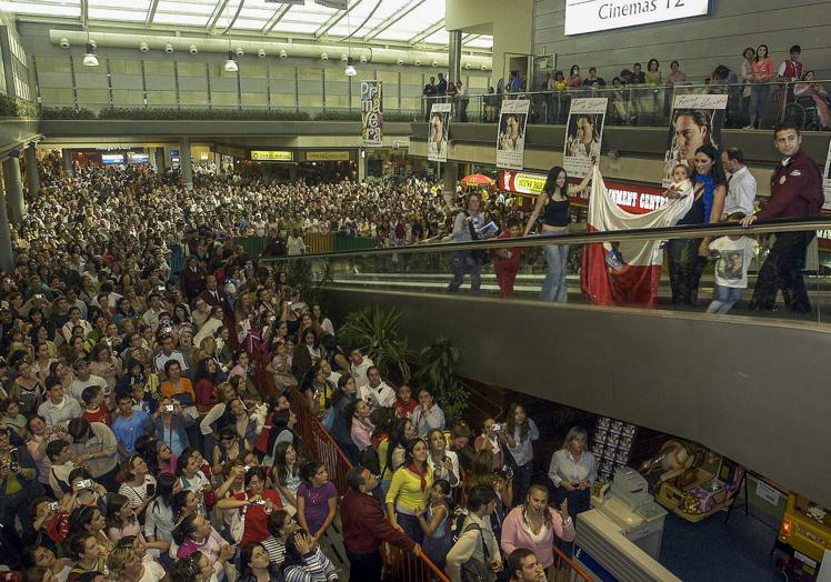 Actuación del cantante David Bustamante en el Carrefour de Peñacastillo, en 2005.