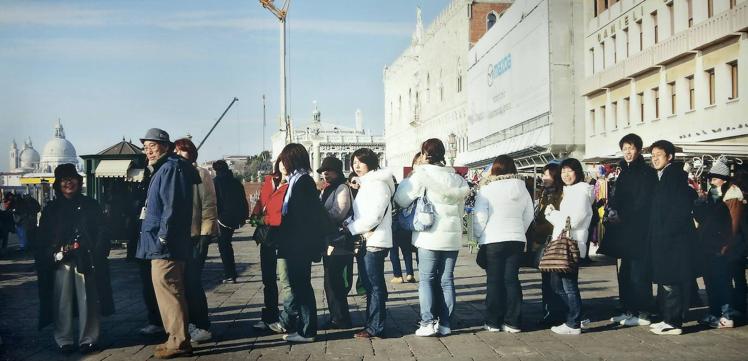 'On traslation: stand by I,' 2005, Antoni Muntadas. Evidencia los vínculos entre naturaleza, infraestructura y existencia.