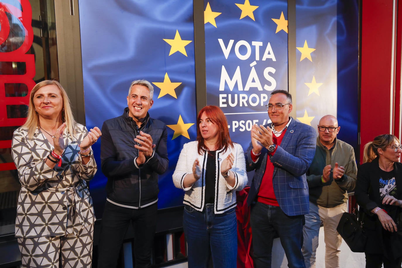 PSOE. Silvia Abascal irá en el puesto 23 de la lista socialista. En la imagen, frente a la sede del partido en la calle Vargas de Santander acompañada por los dirigentes Noelia Cobo, Pablo Zuloaga, Raúl Pesquera, Secundino Caso y Eugenia Gómez de Diego.