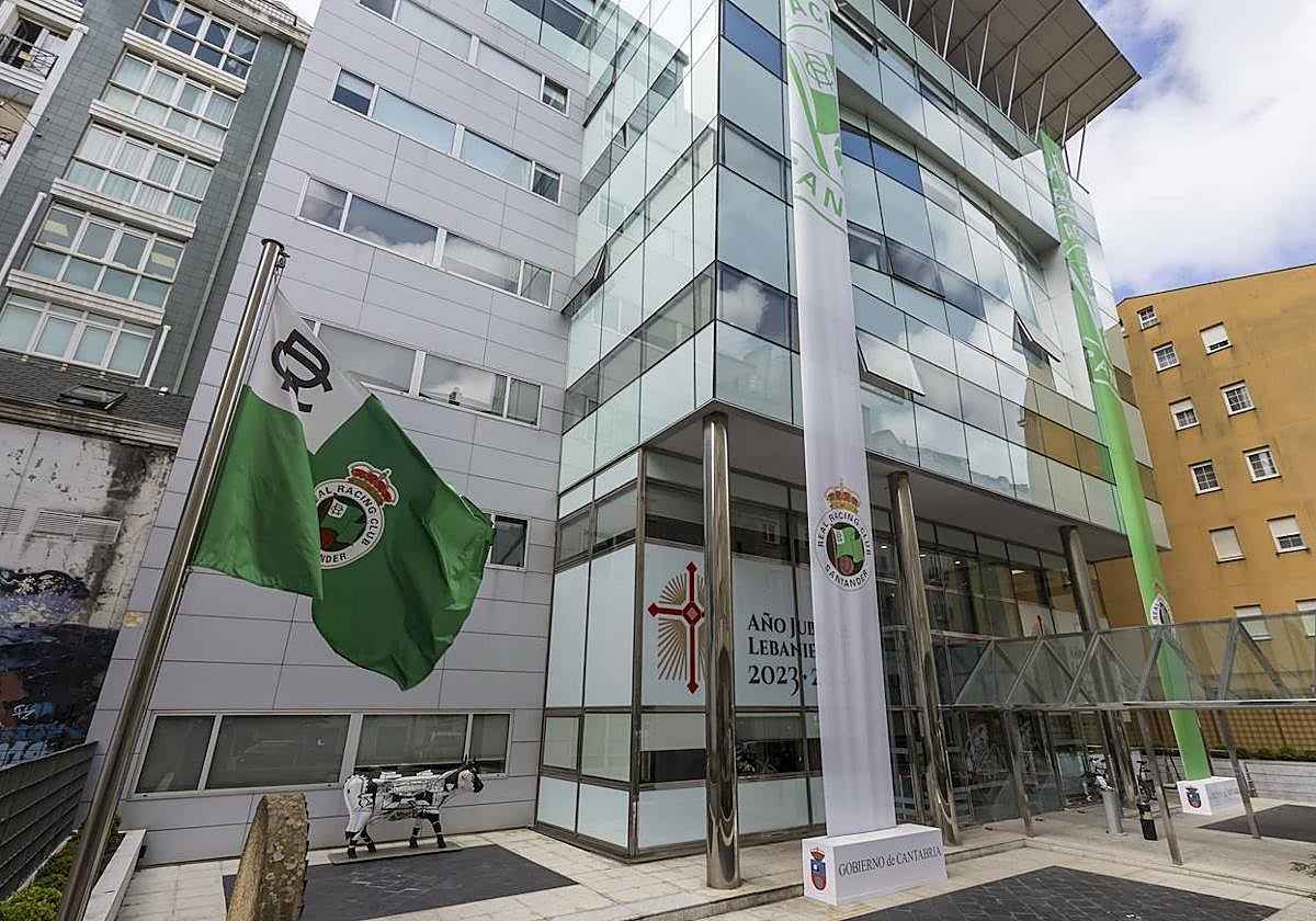 El Gobierno de Cantabria ha colgado una enseña vertical del Racing del mismo tamaño que el edificio.