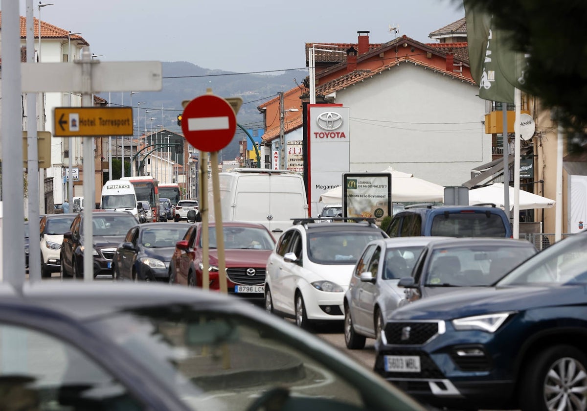 Vehículos hacen cola en la Avenida de Bilbao, el año pasado, en uno de los muchos atascos que se producen en esta carretera nacional.