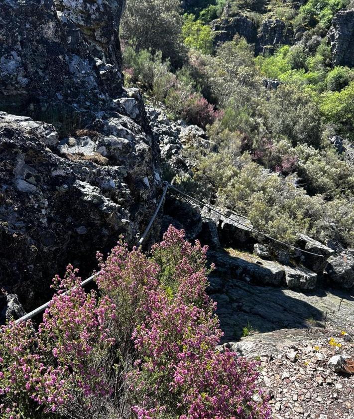 Imagen secundaria 2 - Arriba vista general desde un alto de la ruta. Abajo, señal hacia la cascada La Largona. A la derecha, una zona de la ruta por la que hay que ayudarse de una cuerda para subir o bajar.