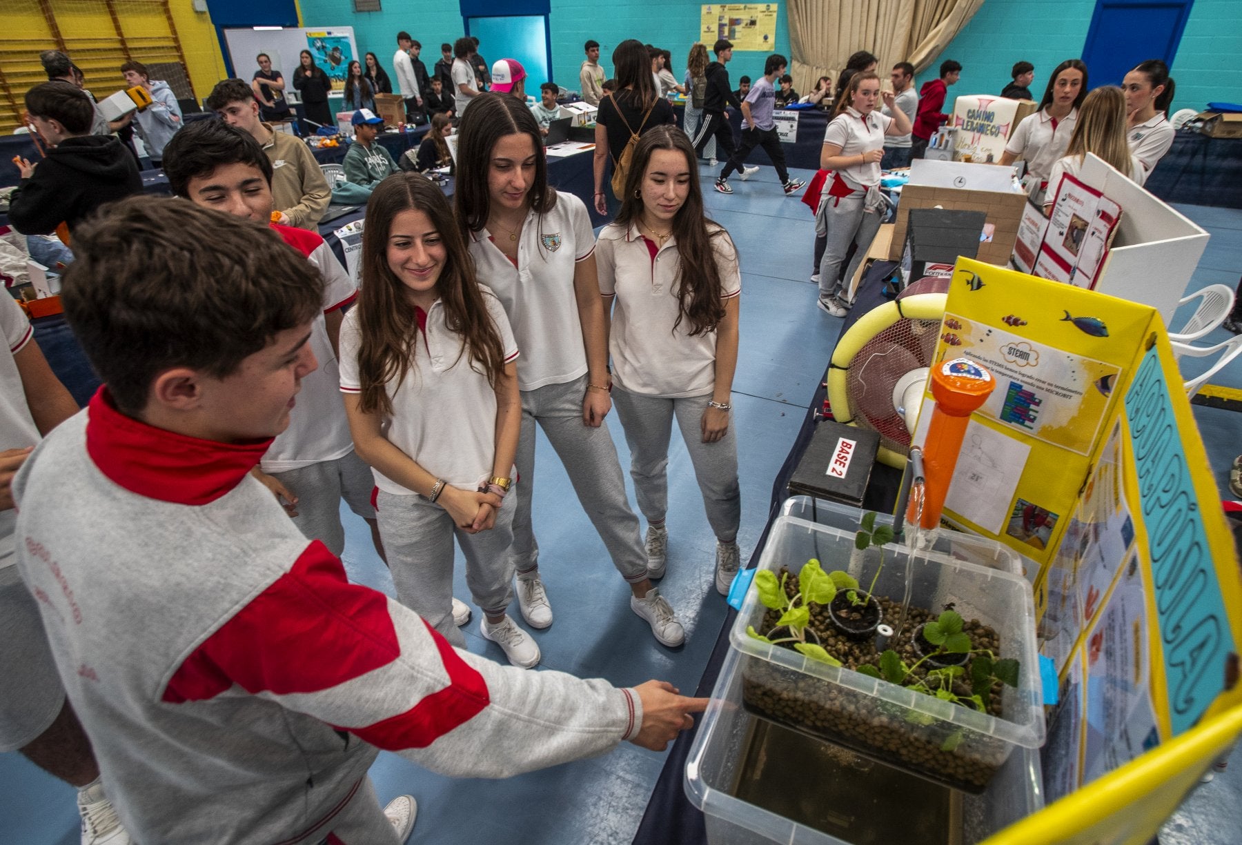 Equipos. Alumnos de la Sagrada Familia explican su proyecto.