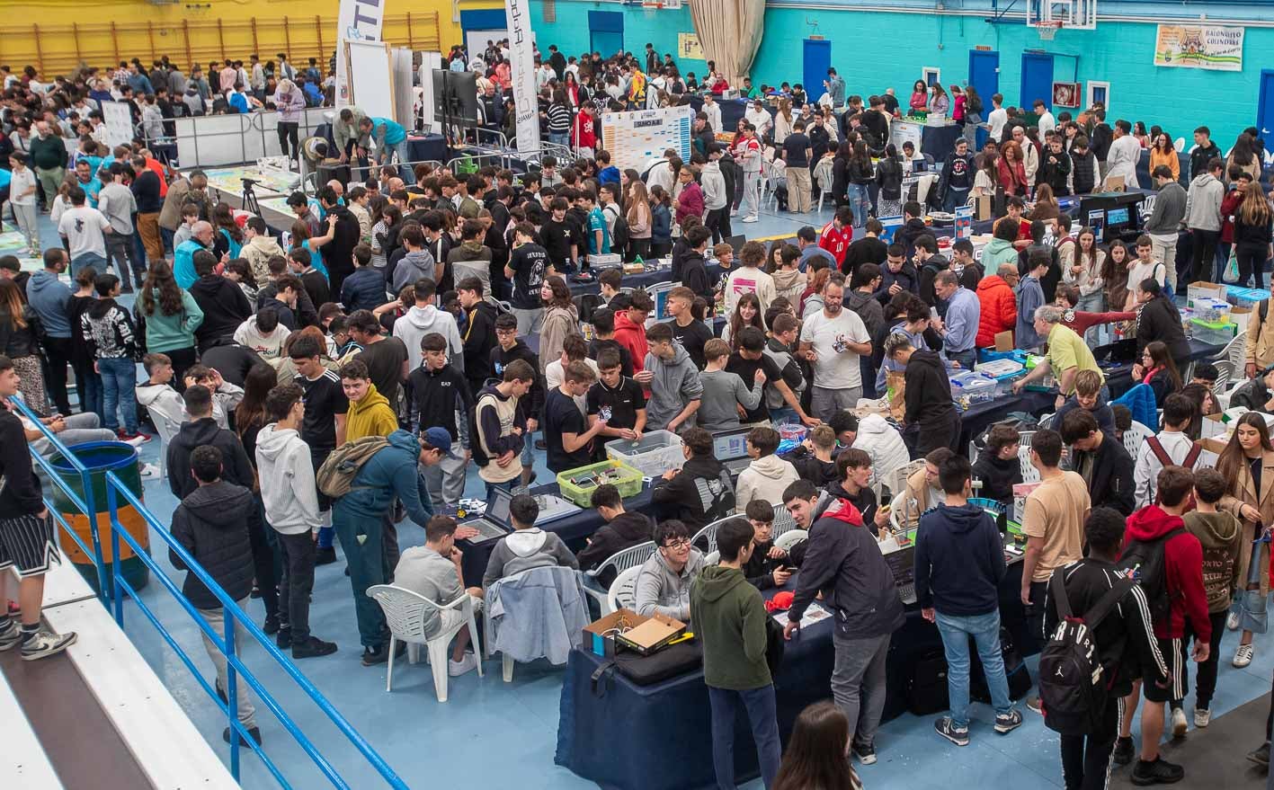 Más de mil alumnos de un total de 31 centros educativos de toda Cantabria han abarrotado el pabellón deportivo del IES Valentín Turienzo de Colindres. 