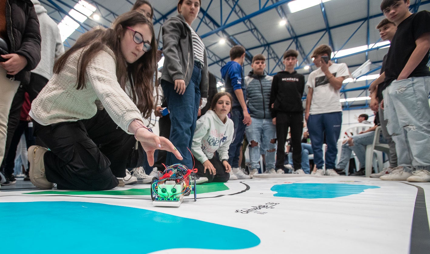 Una alumna muestra las habilidades de su robot en una de las competiciones organizadas en este concurso-exhibición. Entre otros, al podio de los 'Robots velocistas' se han subido los IES Augusto G. Linares y Leonardo Torres Quevedo, y el Colegio Sagrada Familia.