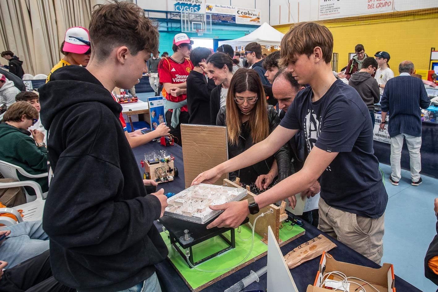 Alumnos del IES Las Llamas (Santander) explican el proyecto que han presentado en esta edición de CantabRobots. 