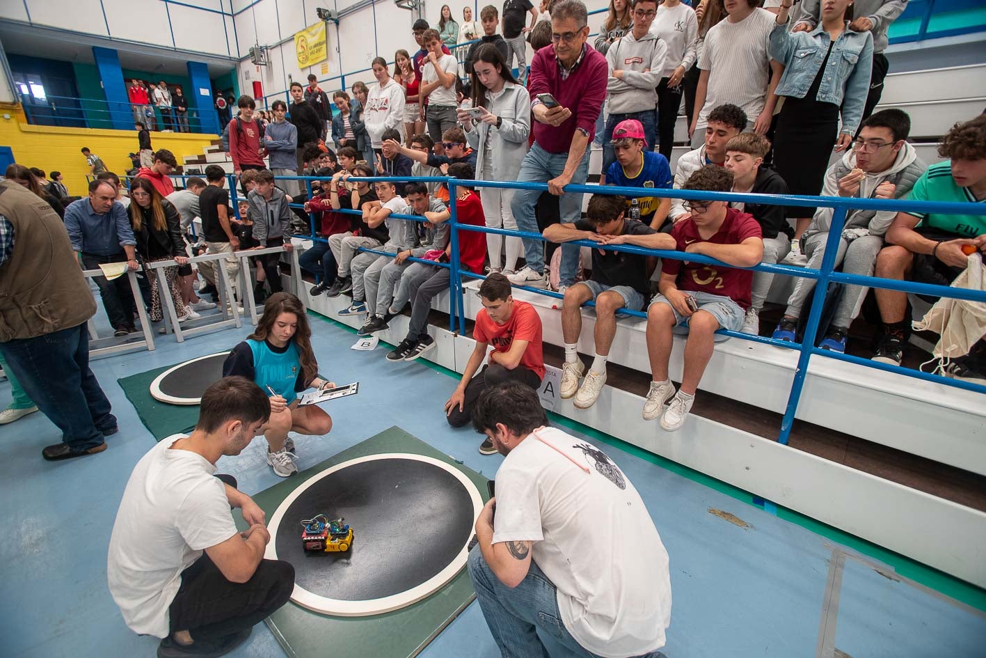 Una de las rondas de competición de los 'sumobots' celebrada en el pabellón polideportivo del IES Valentín Turienzo de Colindres. 