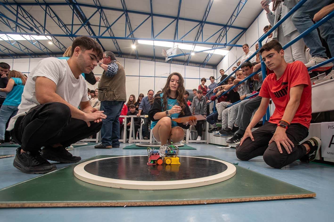 En las competiciones de sumo, los robots creados por el alumnado compiten por no salirse del círculo marcado. 