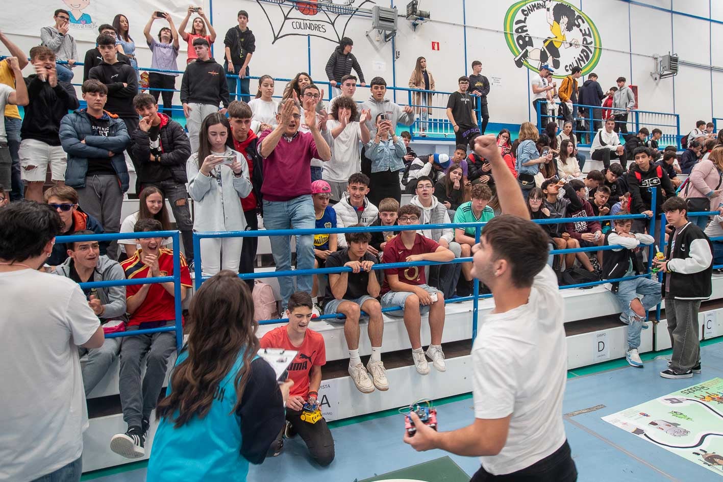 Uno de los ganadores de la competición de sumo celebra el triunfo con la grada, abarrotada de alumnos y profesores. 