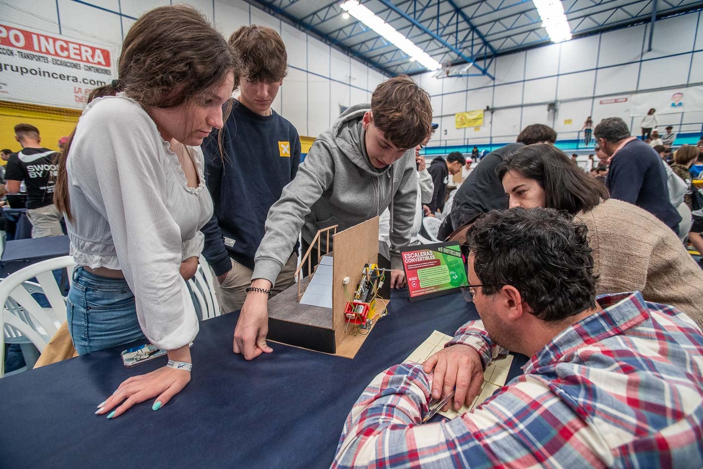 Alumnos del IES Santa Clara explican el sistema que han ideado para 'convertir' una escalera en una rampa totalmente accesible. 