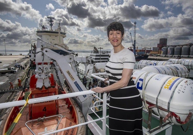 La ministra de Inclusión, Seguridad Social y Migraciones posa a bordo del buque Juan de la Cosa, que esta semana hizo una escala técnica en el Puerto de Santander.