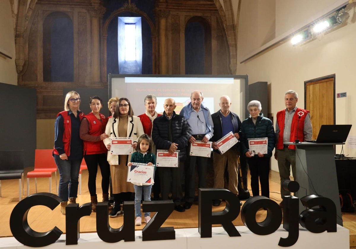 Presidente, voluntarias y socios reconocidos en el acto