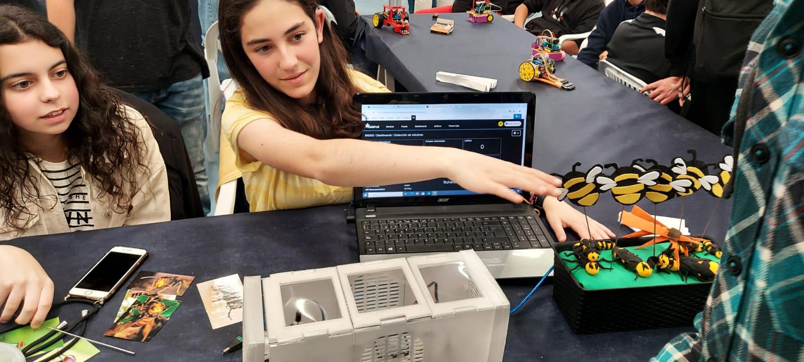 El proyecto del IES Valentín Turienzo dedicado a la caza de avispas velutinas ha ganado en la categoría del Internet de las Cosas (IoT), un premio que concede el Colegio de Ingenieros Técnicos de Telecomunicación de Cantabria. 