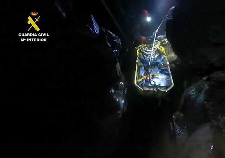 Así se efectúa un rescate en la cueva de Valporquero