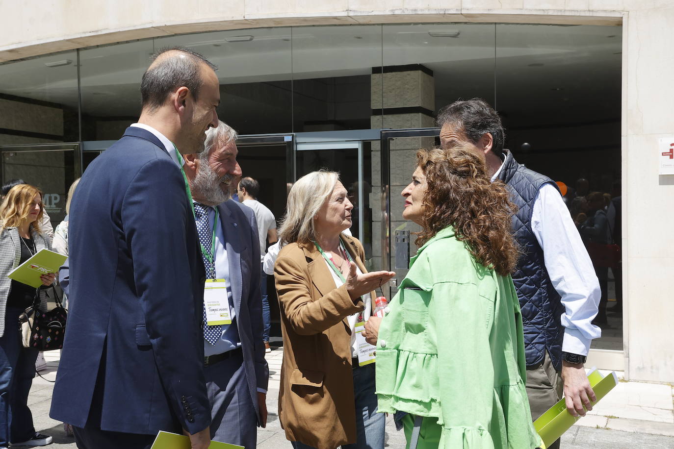 Los alcaldes de Torrelavega, Campoo y Comillas conversan con el exconsejero José Luis Gochicoa.