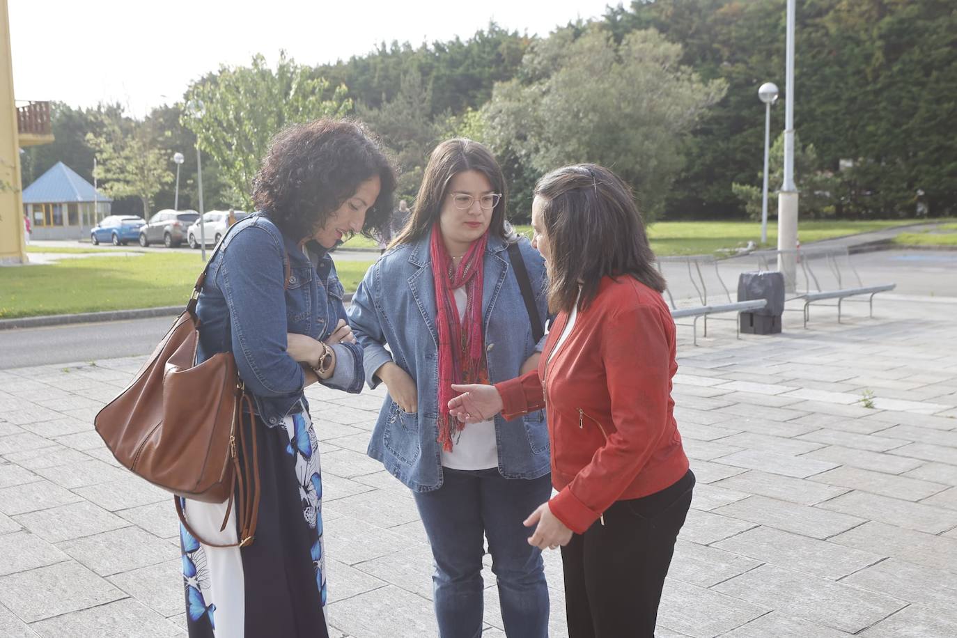 Mónica Quevedo, alcaldesa de Corvera de Toranzo, con otras dirigentes del PRC.