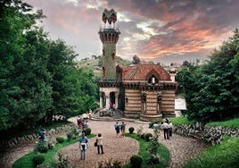 Visitantes en el Capricho de Gaudí al atardecer.