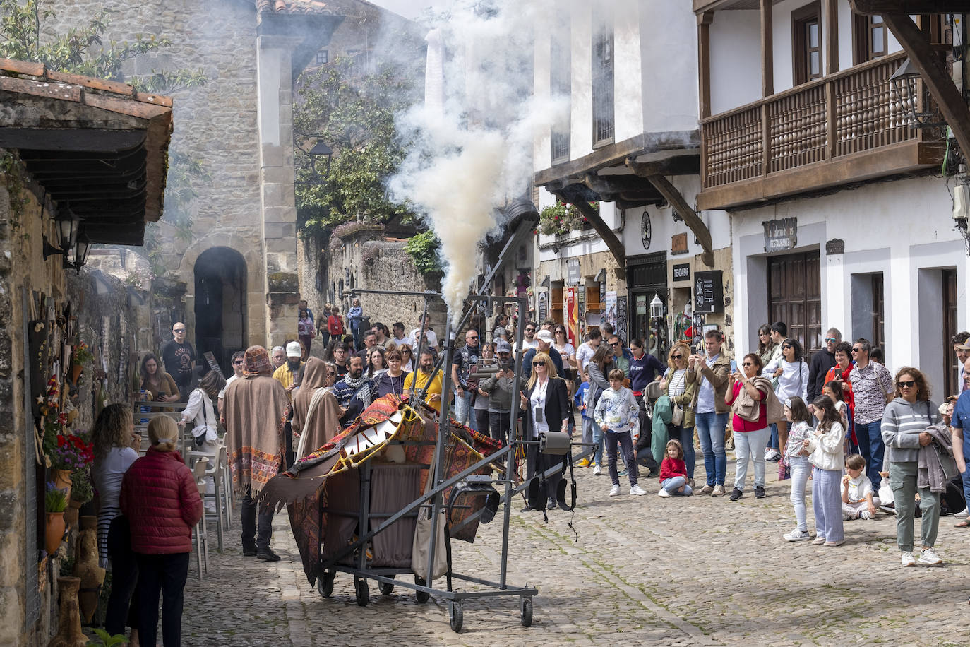 Docenas de personas recibieron al pasacalles al inicio de su recorrido por las calles de Santillana