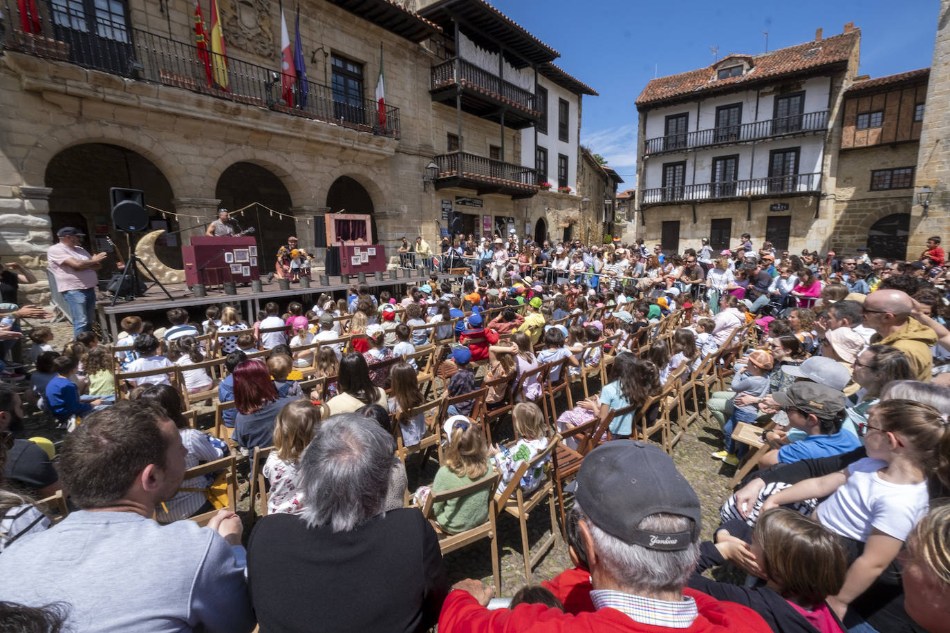 En la Plaza Mayor, Ritmos Animalescos, de la Fábrica de Paraules, pusieron ritmo y espectáculo a los entregados asistentes.