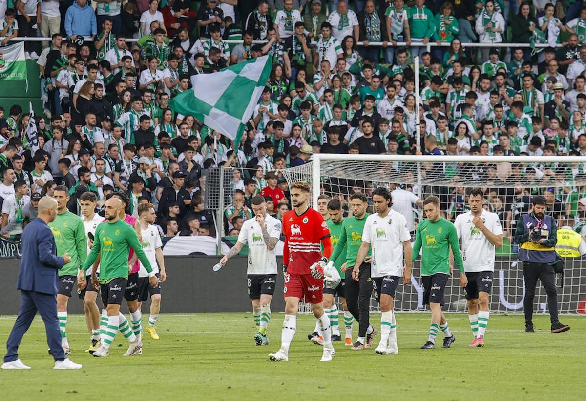 Los jugadores del Racing, tras acabar el partido se reúnen con José Alberto