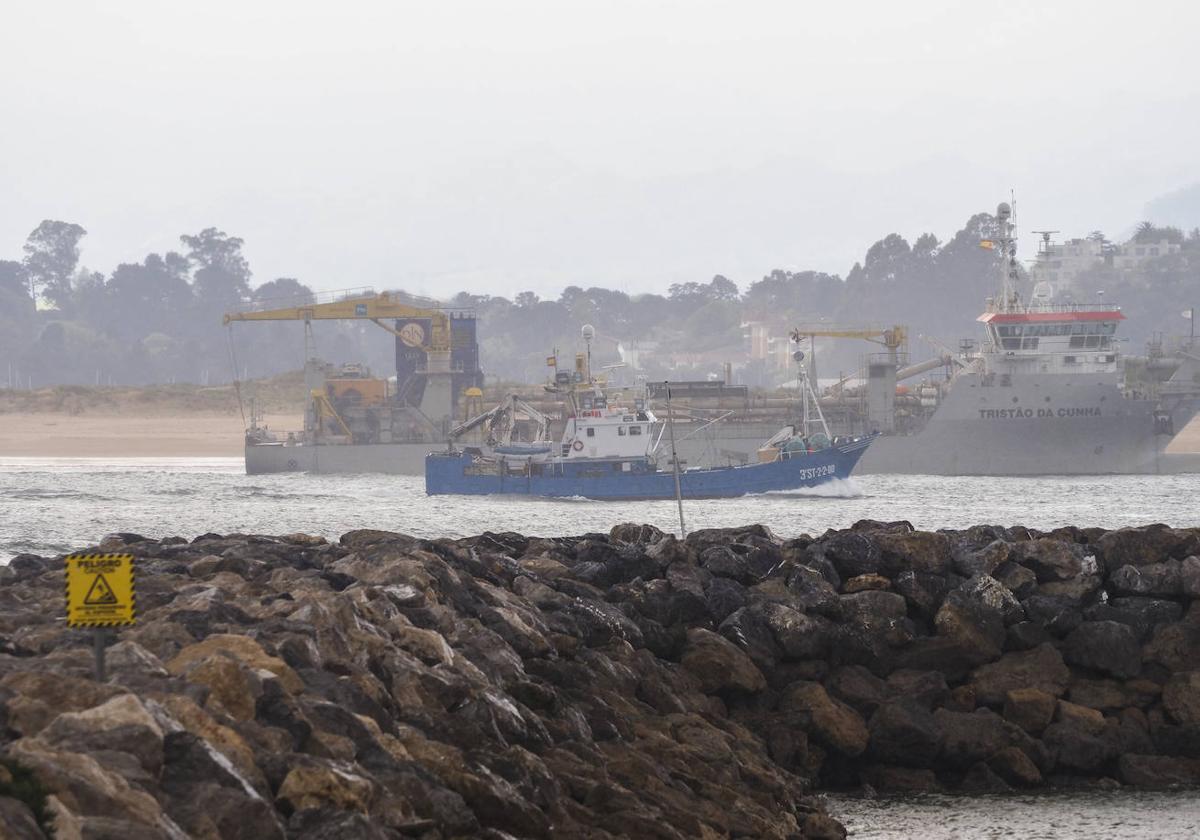 La draga de tolva de succión por arrastre Tristão da Cunha retira arena de la bahía de Santander, tanto en el Puntal como en el Canal Exterior.