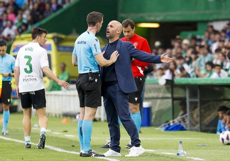 José Alberto recrimina al colegiado una decisión en El Sardinero.