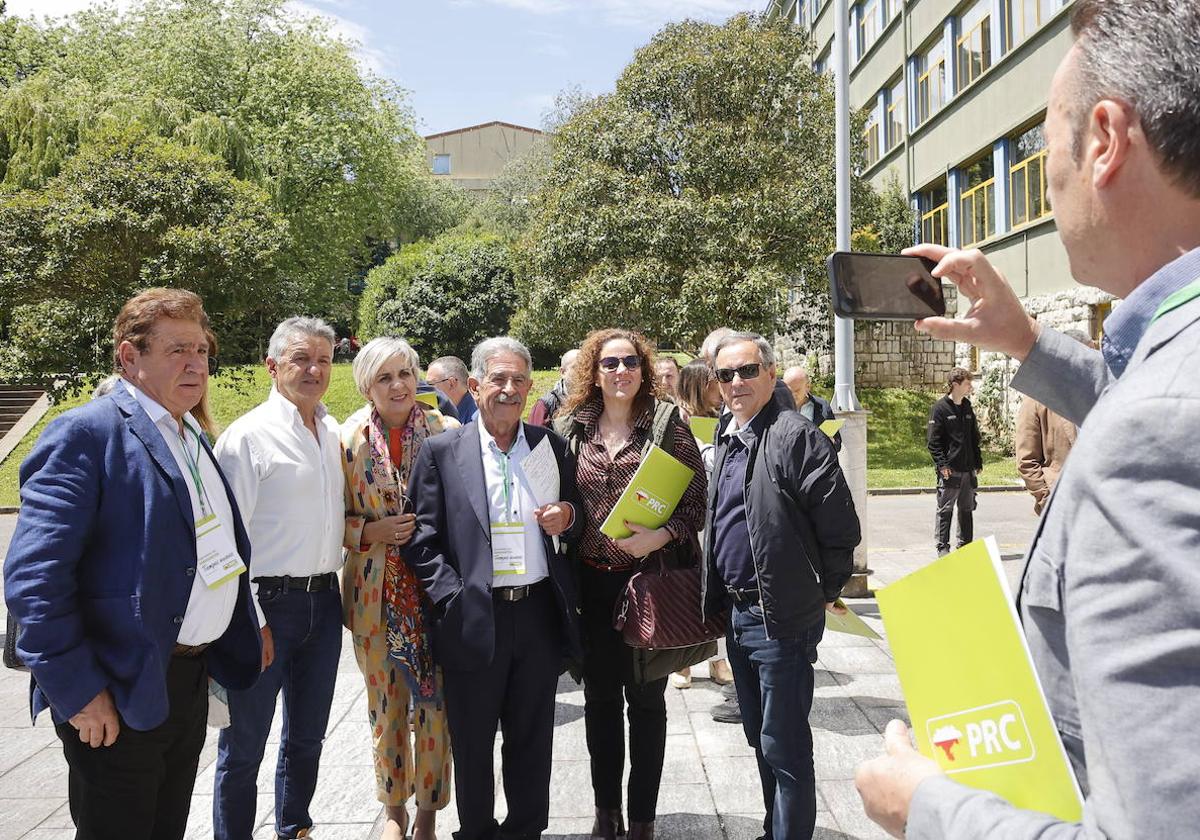 Guillermo Blanco hace una foto a Revilla y su esposa, Aurora Díaz, con miembros de la Agrupación Local de Castro Urdiales.