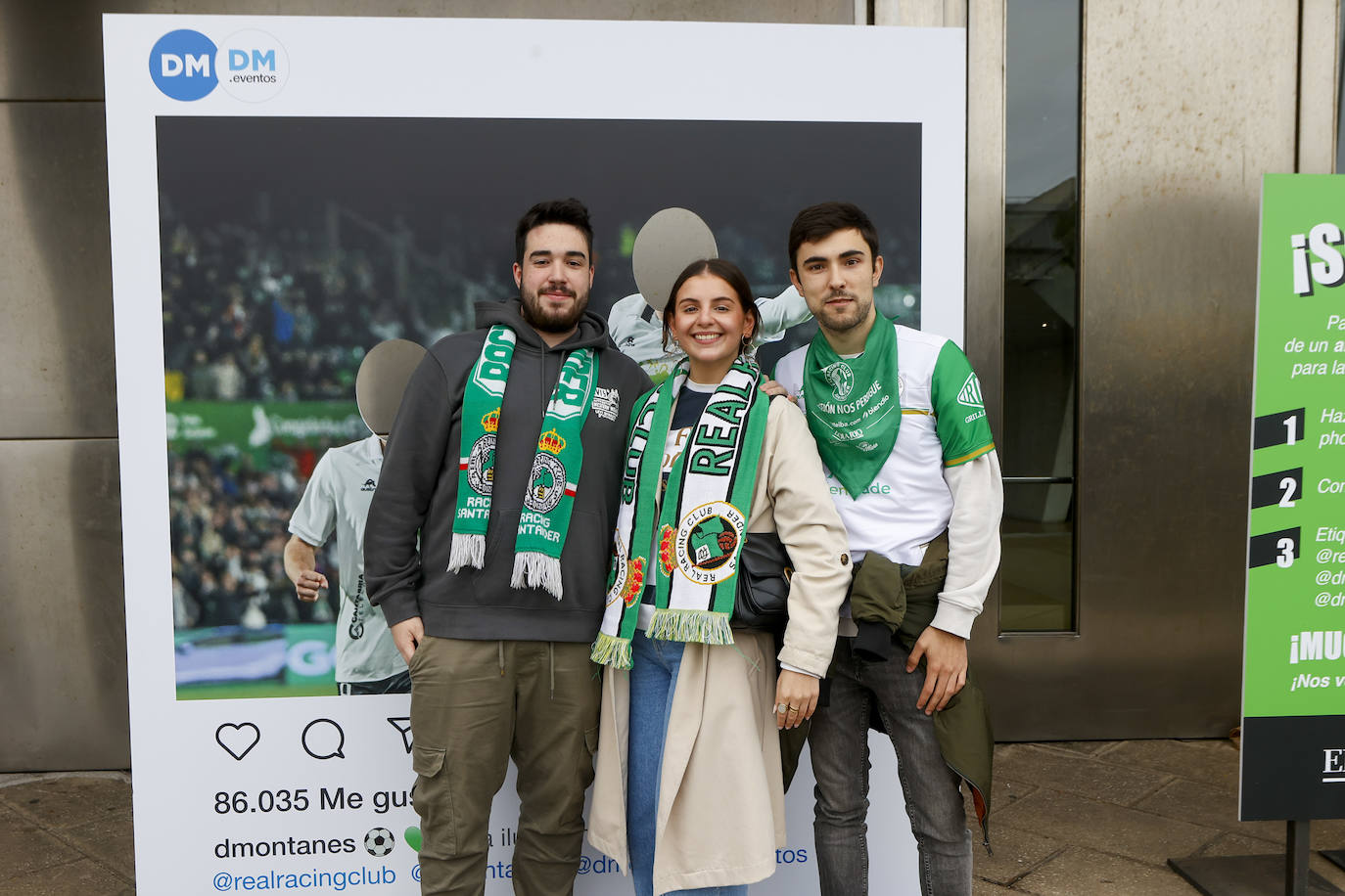 Tres aficionados animan al Racing.
