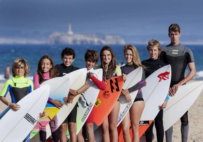 De izquierda a derecha, Diego, Marina, David, Hugo, Anne, Noive, Sergio y Patrick, promesas del surf regional.