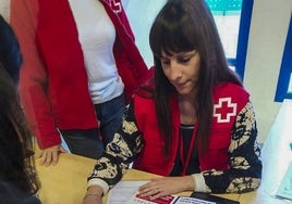 Cruz Roja entregó ayer las primeras tarjetas monedero a las familias solicitantes.