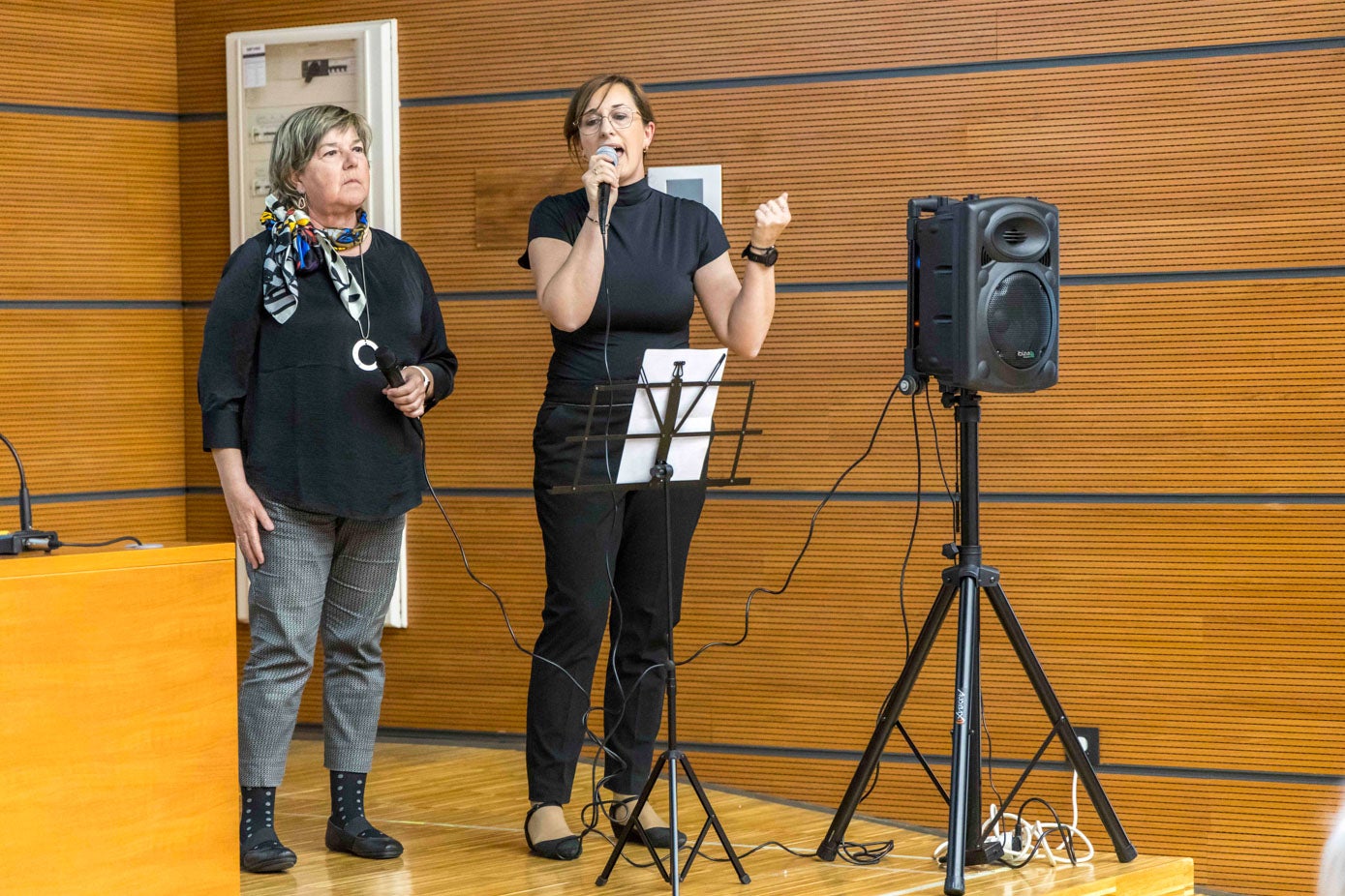 Durante  el acto también hubo varias actuaciones de música.