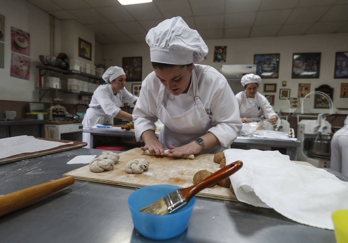 Panaderas amasando.