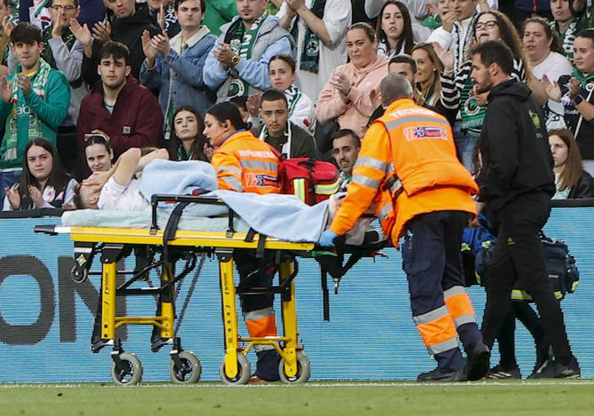 Íñigo Vicente, en el momento de abandonar el terreno de juego.