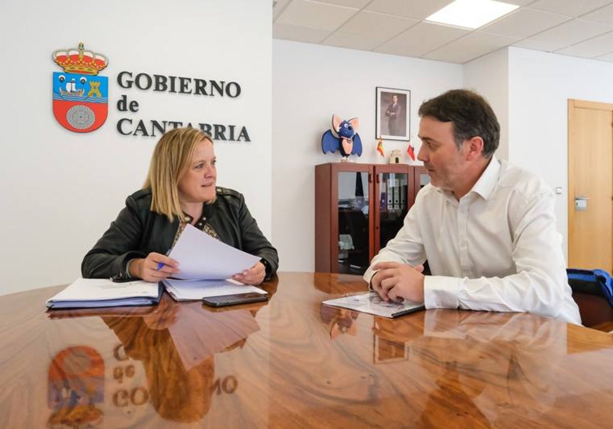 El regidor del municipio campurriano junto a la consejera de Presidencia durante su reunión.