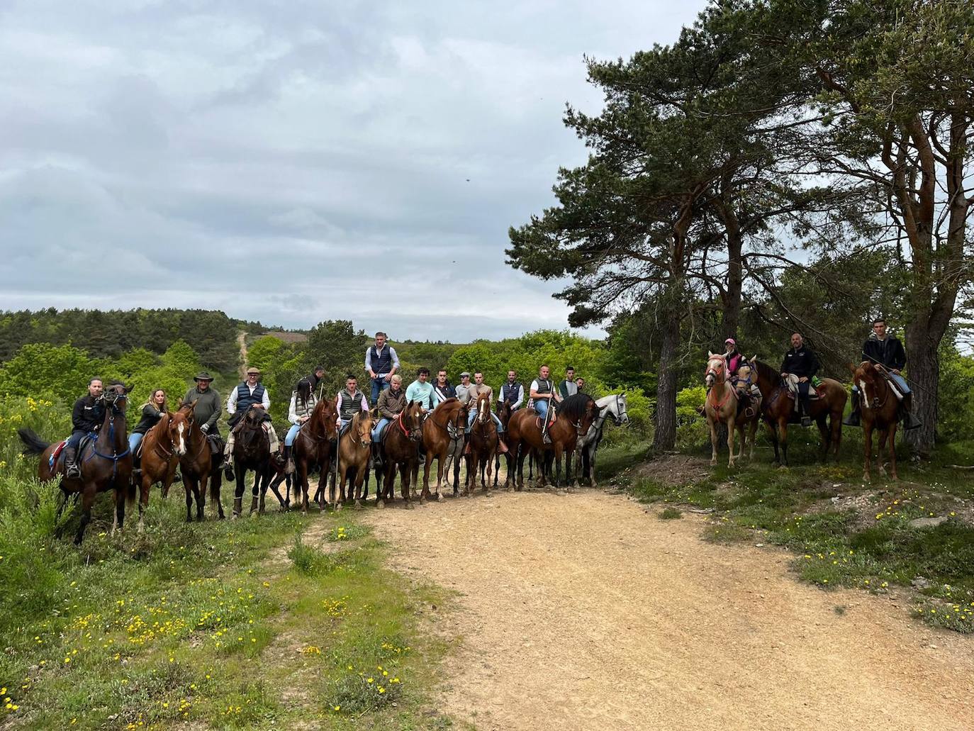 Otro grupo de campurrianos a caballo, una tradición muy arraigada 