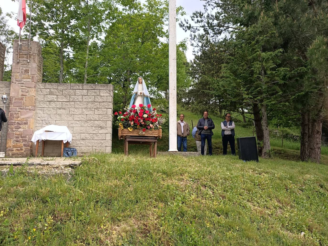 Ofrendas florales a los pies de la imagen de la Virgen