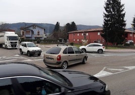 Intenso tráfico en la confluencia de las avenidas Industria y Cantabria, con el cuartel al fondo.