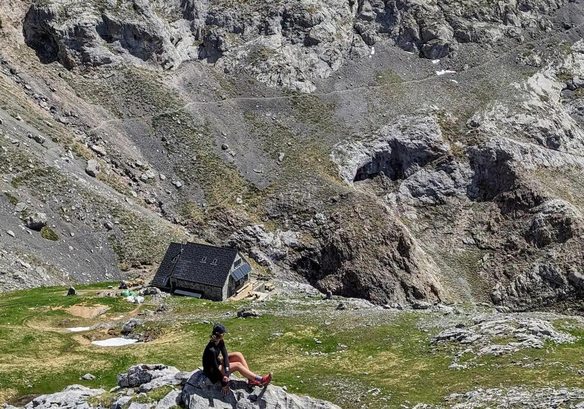 Vista del refugio desde la cima de Torre Jermoso