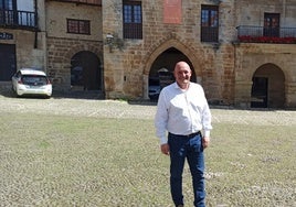 El alcalde de Santillana del Mar, este martes, en la plaza del Ayuntamiento.